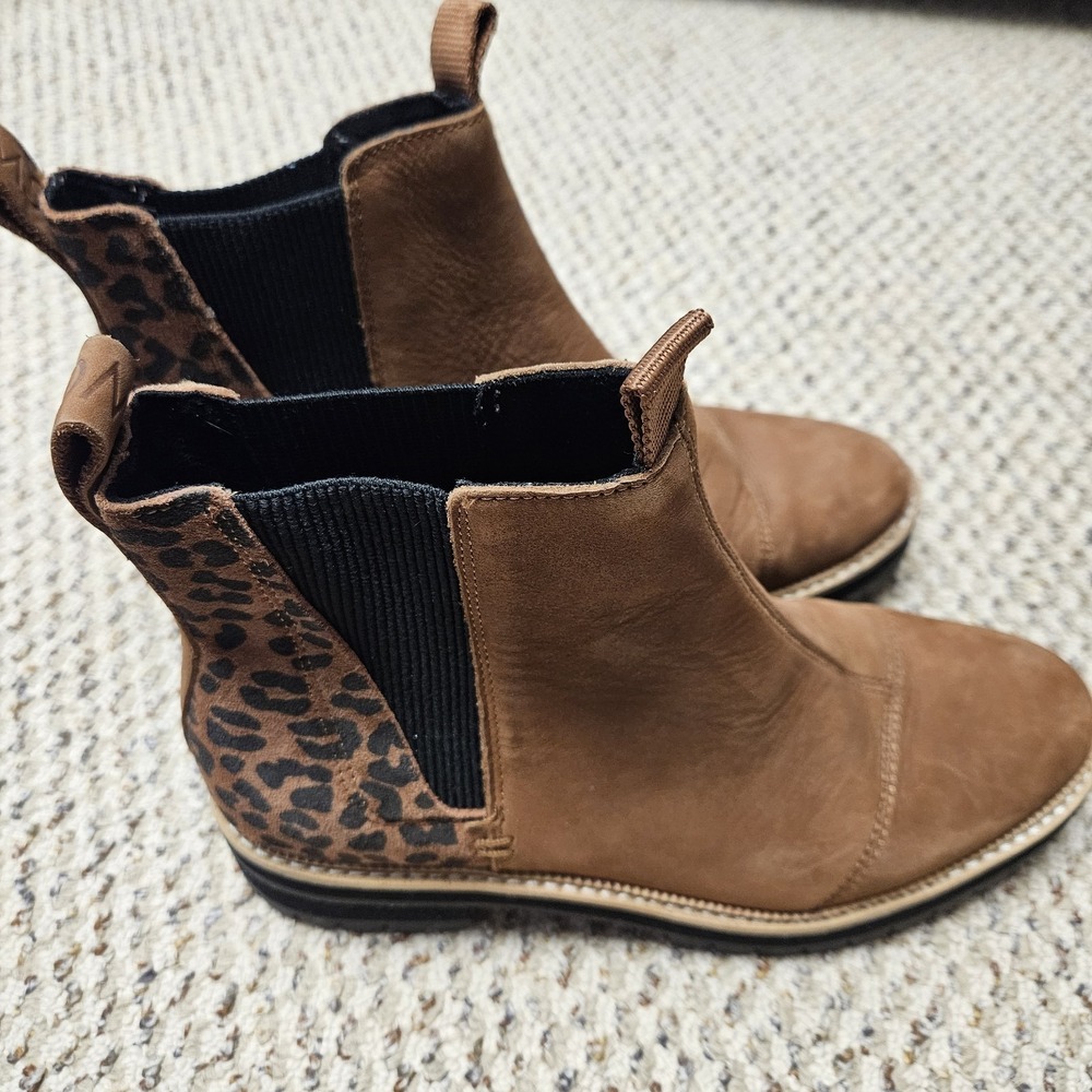 TOMS Dakota Pull On Leopard-Cheetah Womens Waterproof Boots - Size 8